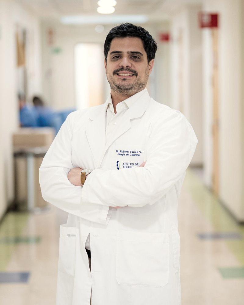 Dr. Roberto Farías Valdés, neurocirujano de columna, en el Centro de Columna de Clínica Las Condes